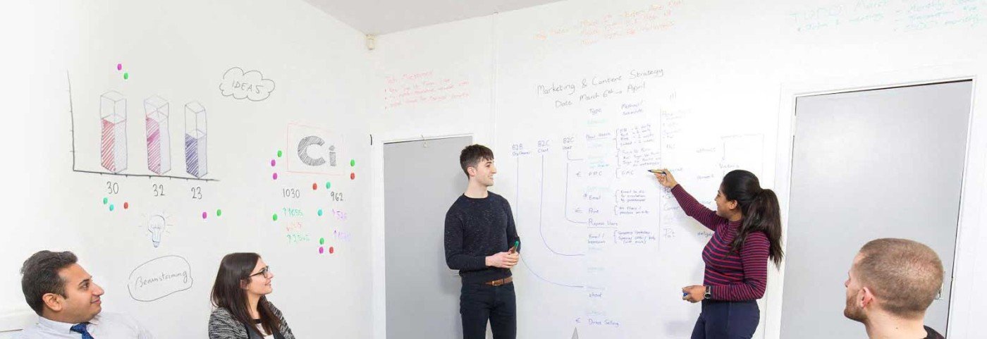 פגישת סמארטר סורפסז ושימוש בטפט לוח מחיק חכם פגישת סמארטר סורפסז ושימוש בטפט לוח מחיק חכם