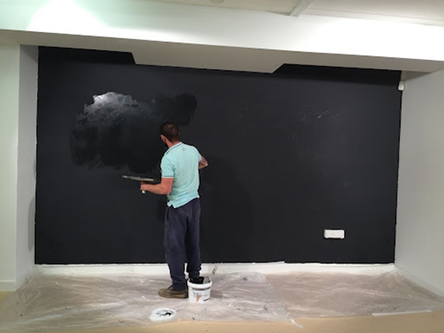 צבע להקרנה שחור חכם מיושם על הקיר