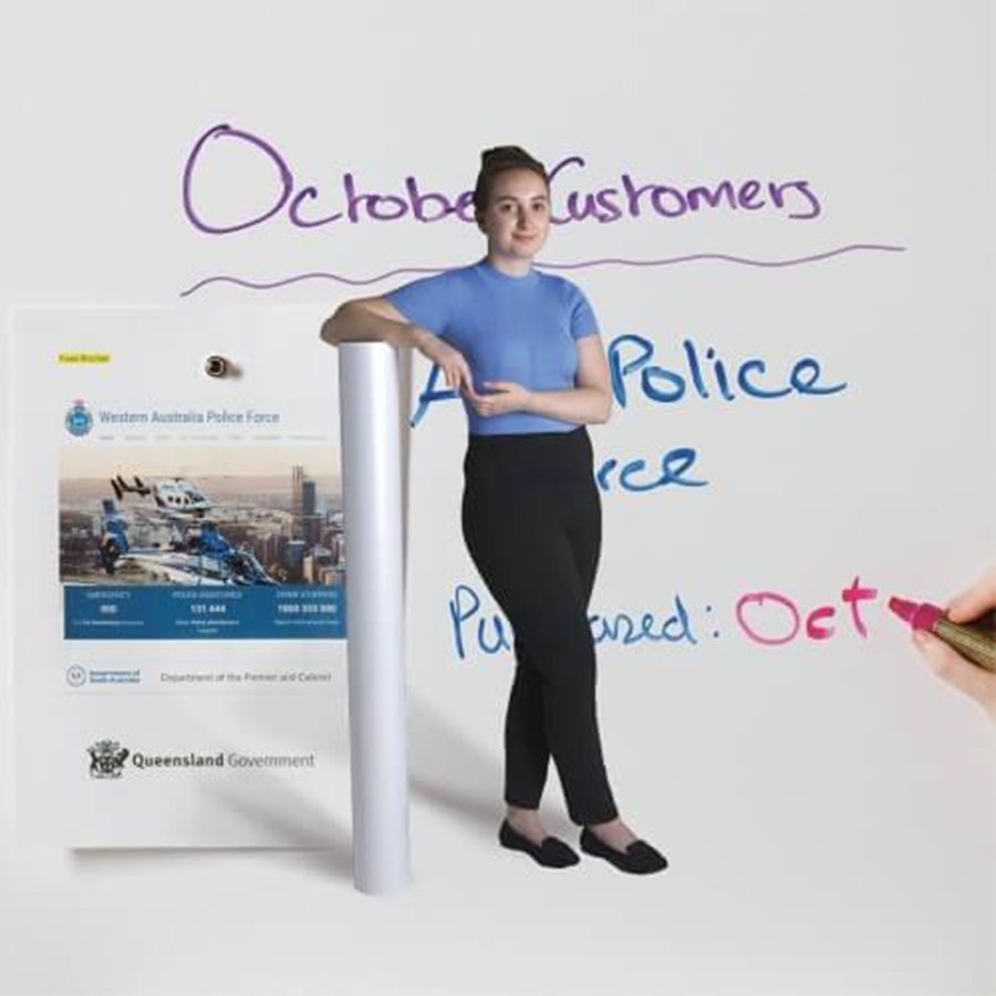 אישה נשענת על גליל של טפט לוח מחיק מגנטי חכם ברק נמוך