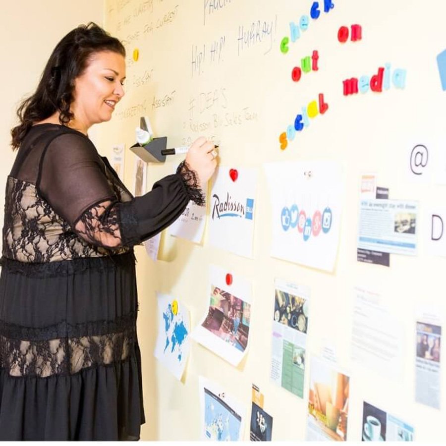 אישה כותבת על קיר צבע לוח מחיק מגנטי חכם שקוף